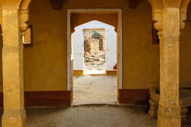 Kuldhara 'da terk edilmiş bir evin avlusu, Hindistan, Asya' da Rajasthan 'da terk edilmiş bir köy.