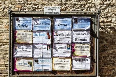 Assisi, Umbria, İtalya ve Avrupa 'nın eski merkezinde ölüm ilanları, teşekkür kartları ve hatıra kartları.