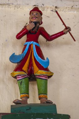 Bagan, Myanmar, Asya 'daki Budist Ananda Pahto tapınağının içindeki renkli Nat heykeli.