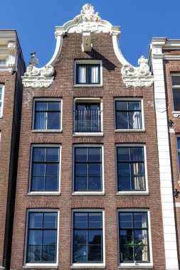 Amsterdam, Noord-Holland, Hollanda, Avrupa 'nın tarihi merkezinde bir Hollanda kanal evi cephesi