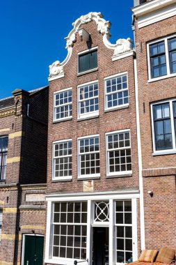 Amsterdam, Noord-Holland, Hollanda, Avrupa 'nın tarihi merkezinde bir Hollanda kanal evi (In' t kasteel van Malaga - Malaga Kalesi) cephesi