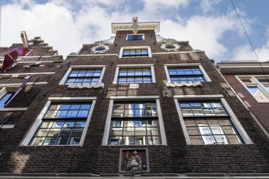 Amsterdam, Noord-Holland, Hollanda, Avrupa 'nın tarihi merkezinde Willibrordus' un adını verdiği eski bir Hollanda gable evinin cephesi