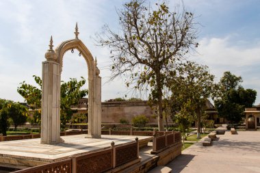 Noorjahan ka jhoola salıncak Deeg Sarayı, Deeg, Rajasthan, Hindistan, Asya bahçesinde