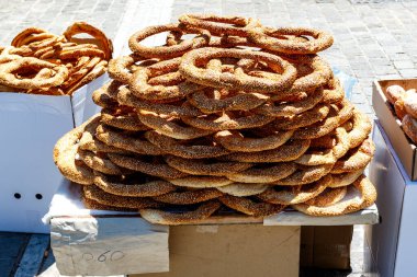 Atina, Yunanistan ve Avrupa sokaklarında satılık Yunan Susamlı Ekmek Halkaları (popüler sokak yemekleri)