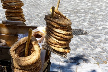 Atina, Yunanistan ve Avrupa sokaklarında satılık Yunan Susamlı Ekmek Halkaları (popüler sokak yemekleri)