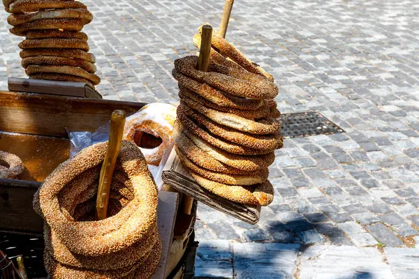 Atina, Yunanistan ve Avrupa sokaklarında satılık Yunan Susamlı Ekmek Halkaları (popüler sokak yemekleri)