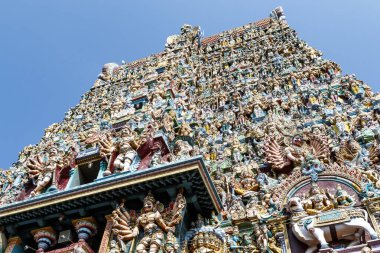 Madurai, Tamil Nadu, Güney Hindistan, Asya 'daki Hindu Meenakshi Amman Tapınağı' nın renkli kulesi.