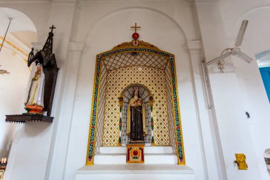 Puducherry, Tamil Nadu, Hindistan ve Asya 'daki Lekesiz Gebelik Katedrali' nin iç ve sunağı.