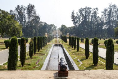 Srirangapatna, Karnataka, Hindistan, Asya 'daki Tippu Sultan Yaz Sarayı' nın bahçesine ve çeşmelerine bakın.