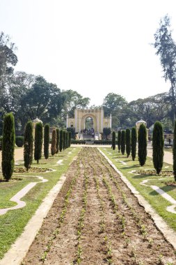 Srirangapatna, Karnataka, Hindistan, Asya 'daki Tippu Sultan Yaz Sarayı' nın bahçe ve giriş kapısına bakın.