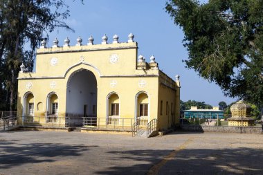 Srirangapatna, Karnataka, Hindistan, Asya 'daki Tippu Sultan Yaz Sarayı' nın sarı giriş kapısı.