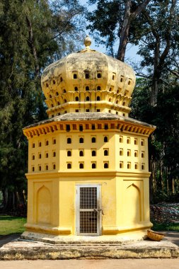 Srirangapatna, Karnataka, Hindistan ve Asya 'daki Tippu Sultan Yaz Sarayı bahçesinde küçük sarı bir pavyon.