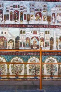 Srirangapatna, Karnataka, Hindistan, Asya 'daki Tippu Sultan Yaz Sarayı' nın içindeki renkli duvar resmi