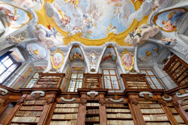 Barok İlahiyat Kütüphanesi 'nin zengin donanımlı iç mimarisi Ljubljana, Slovenya, Avrupa