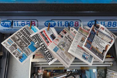 Yunan gazeteleri Atina, Yunanistan ve Avrupa 'da bir büfede satılık