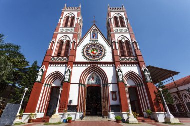 Kutsal Yürek Bazilikası cephesi Pondicherry (Puducherry), Tamil Nadu, Hindistan, Asya 'daki Katolik Kilisesi