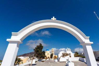 Oia, Santorini, Yunanistan ve Avrupa 'daki beyaz şapel ve kiliseye bak