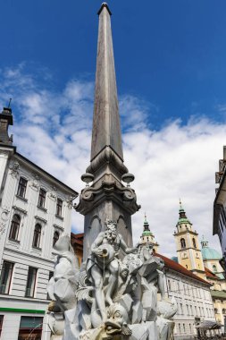 Üç Etçil Nehir Çeşmesi olarak da bilinen Robba Çeşmesi, Ljubljana, Slovenya, Avrupa 'daki Mestni trg meydanının kenarında duruyor.