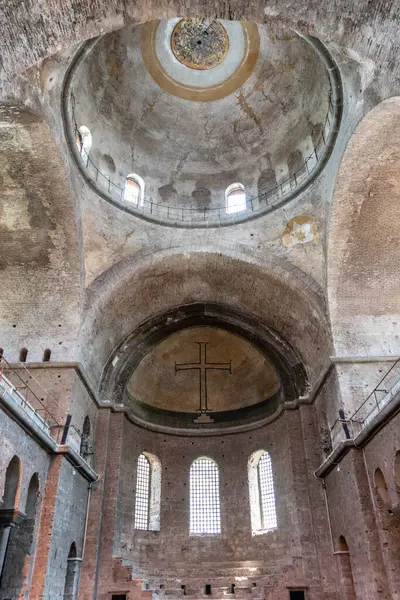 İstanbul, Türkiye ve Avrupa 'daki Topkapı Sarayı' nın yanındaki Doğu Ortodoks Kilisesi Hagia Irene 'in iç ve kubbesi