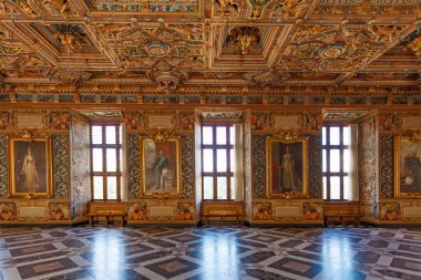 Zengin dekore edilmiş iç balo odası tabloları, Hillerod, Zealand, Danimarka, Avrupa 'daki Frederiksborg Slot kalesi