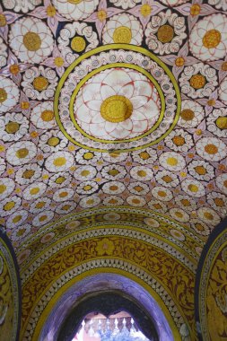 Kutsal diş kalıntısı (Sri Dalada Maligawa), Kandy, Central Sri Lanka, Asya Tapınağı 'nın zengin dekore edilmiş iç kısımları.