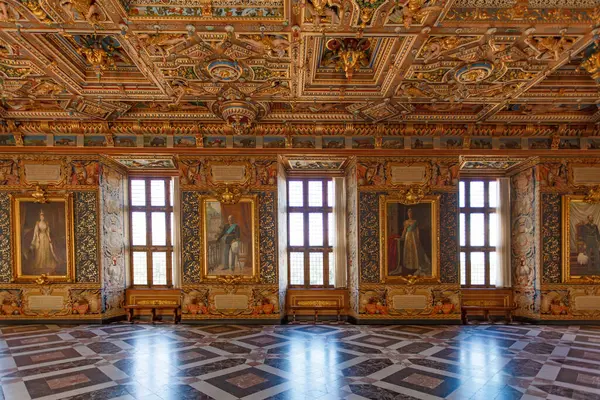 Zengin dekore edilmiş iç balo odası tabloları, Hillerod, Zealand, Danimarka, Avrupa 'daki Frederiksborg Slot kalesi