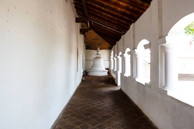 Dambulla, Central Sri Lanka, Sri Lanka, Asya 'daki Budist mağara tapınaklarının içindeki koridor.