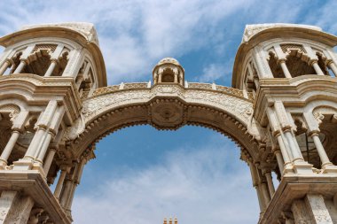 Vrindavan, Uttar Pradesh, Hindistan, Asya 'daki Sri Sri Krishna Balaram Mandir tapınağının dışında.