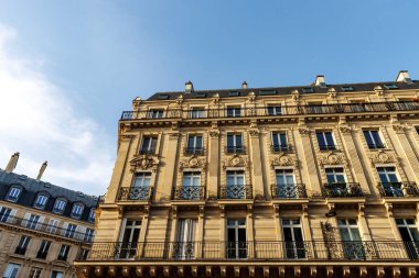Paris, Fransa ve Avrupa 'nın merkezindeki 1. arrondissement' deki süslemeli apartmanlar.