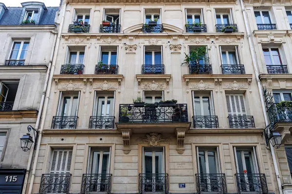 Paris, Fransa ve Avrupa 'nın merkezindeki 1. arrondissement' deki süslemeli apartmanlar.