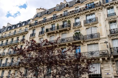 Paris, Fransa ve Avrupa 'nın merkezindeki süslemeli apartmanlar