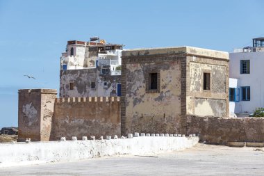 Şehir duvarına ve eski beyaz şehir Essaouira, Fas, Kuzey Afrika 'ya bakın.