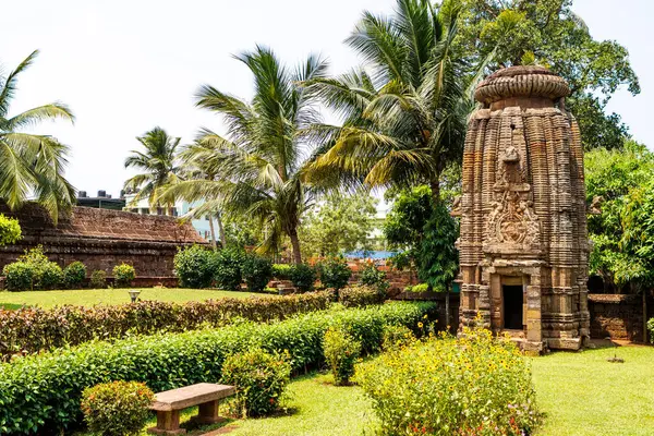 Bhubaneswar, Odisha, Hindistan, Asya 'daki Chitrakarini tapınağının dış ve bahçesi.