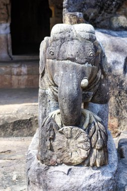 Bhubaneswar, Odisha, Hindistan, Asya 'daki Udaigiri Mağaraları' ndaki eski fil heykeli.