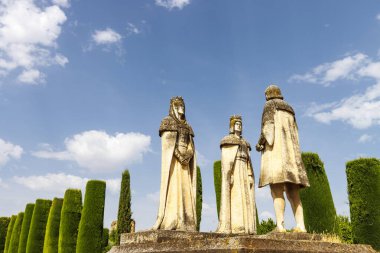 Kristof Kolomb heykeli, Kral Ferdinand ve Kraliçe Isabella ile birlikte Cordoba 'daki Alcazar bahçesinde. Endülüs, İspanya, Avrupa