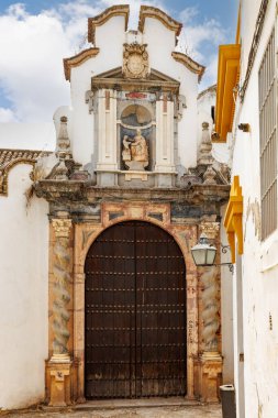 Cordoba, Endülüs, İspanya ve Avrupa 'nın tarihi merkezindeki eski bir şapelin süslü girişi.