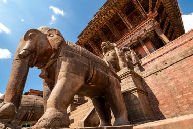 Bhaktapur Durbar Meydanı 'ndaki Fil Koruma Heykeli Nepal Katmandu Vadisi' nin doğu köşesindeki antik bir Nepal şehridir.