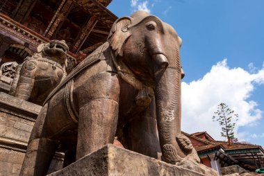 Bhaktapur Durbar Meydanı 'ndaki Fil Koruma Heykeli Nepal Katmandu Vadisi' nin doğu köşesindeki antik bir Nepal şehridir.