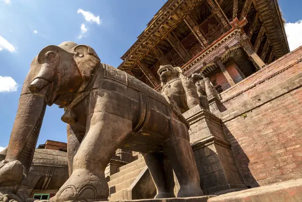 Bhaktapur Durbar Meydanı 'ndaki Fil Koruma Heykeli Nepal Katmandu Vadisi' nin doğu köşesindeki antik bir Nepal şehridir.