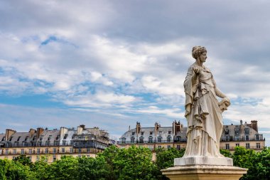 Jardin des Tuileries 'deki Kadın Heykeli (La Comedie) - Tuileries Bahçesi - Paris, Fransa, Avrupa