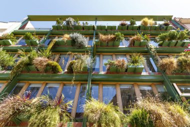 Fabrikalarla, Poblenou, Barselona, Katalonya, İspanya ve Avrupa 'yla dolu modern bir apartmanın cephesi