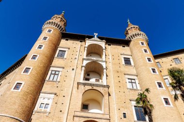 Urbino, Marche, İtalya ve Avrupa 'daki Palazzo Ducale Sarayı' nın (Ducal Palace) dışında.