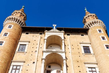 Urbino, Marche, İtalya ve Avrupa 'daki Palazzo Ducale Sarayı' nın (Ducal Palace) dışında.