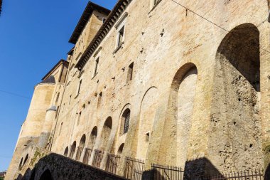 Urbino, Marche, İtalya ve Avrupa 'daki Palazzo Ducale Sarayı' nın (Ducal Palace) dışında.