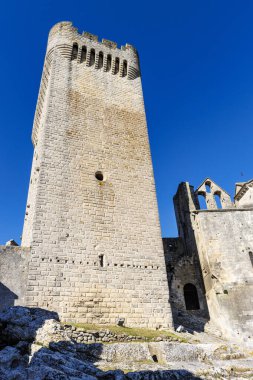 Arles, Provence, Fransa ve Avrupa 'daki Montmajour manastırının kulesi.
