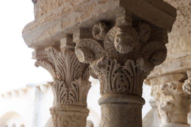 Montmajour, Arles, Provence, Fransa, Avrupa Manastırı 'nın süslü sütunları.