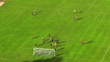 Stadyumda futbol şampiyonluğu maçı. Takımlar birinci lig futbol turnuvasında oynuyor, kupa yayınında. Spor kanalı televizyon oynatıcısı, ekran içeriği. Hava aracı görüntüsü taşınıyor..