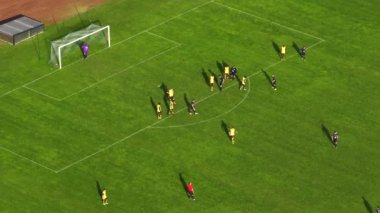 Stadyumda futbol şampiyonluğu maçı. Takımlar birinci lig futbol turnuvasında oynuyor, kupa yayınında. Spor kanalı televizyon oynatıcısı, ekran içeriği. Hava aracı görüntüsü taşınıyor..