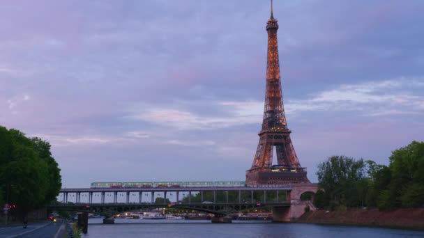 Günbatımında Eyfel Kulesi Yazları Paris Fransa Yatay Tavada Yüksek Kalite — Stok video