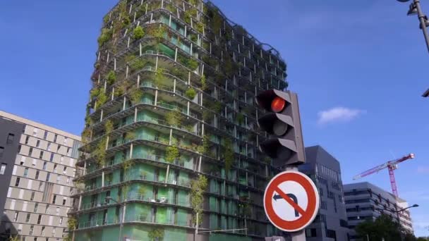 Парижский Деловой Район Экологический Небоскреб Большим Количеством Деревьев Каждом Балконе — стоковое видео